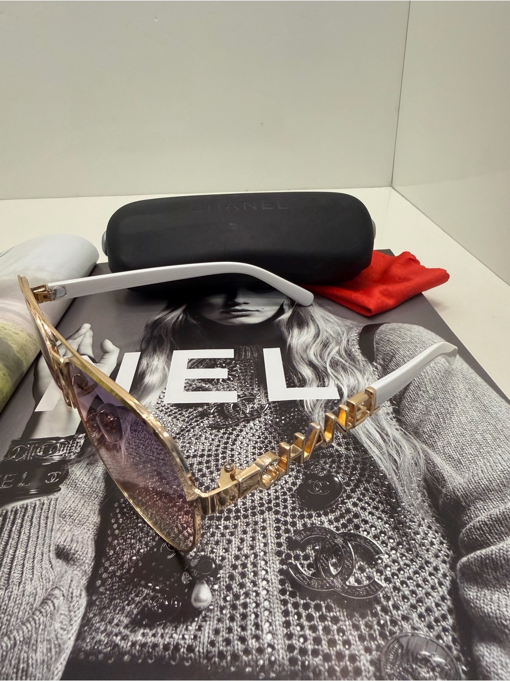 CHANEL White Frame Sunglasses with Gold Chain-Link Temples & Gradient Lenses.